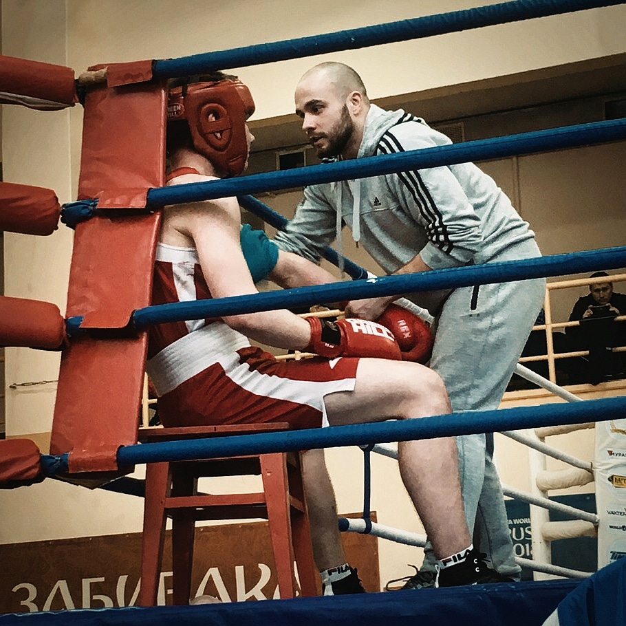 Тренер по боксу Даниил Крылов уже второй год подряд выбирает путешествие автостопом. Он посещает разные залы страны, тренируется со спортсменами других регионов и дает им мастер-классы. Какой была дорога в прошлом году, и как боксер подготовился к новой поездке? Читайте в нашем интервью