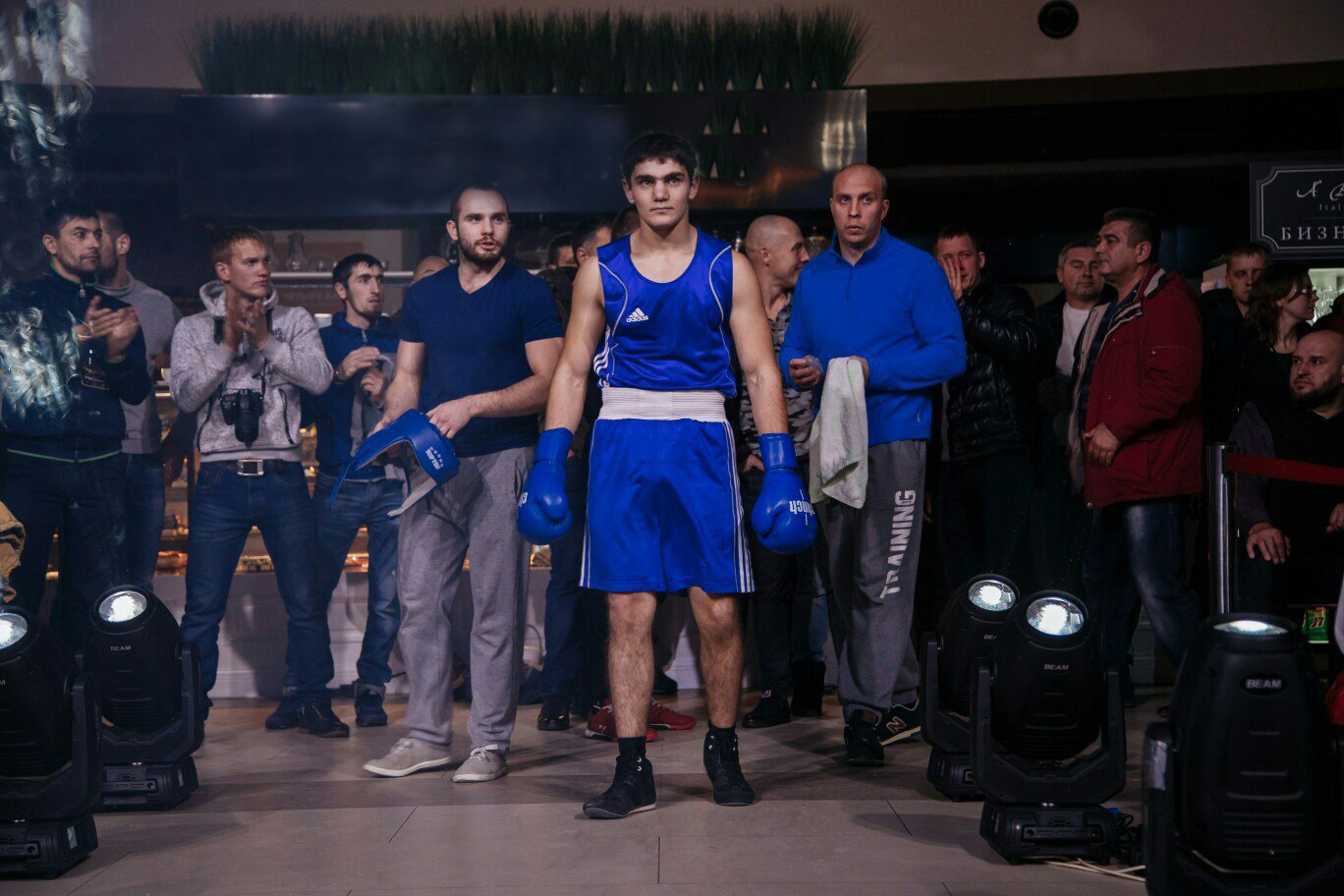 Тренер по боксу Даниил Крылов уже второй год подряд выбирает путешествие автостопом. Он посещает разные залы страны, тренируется со спортсменами других регионов и дает им мастер-классы. Какой была дорога в прошлом году, и как боксер подготовился к новой поездке? Читайте в нашем интервью