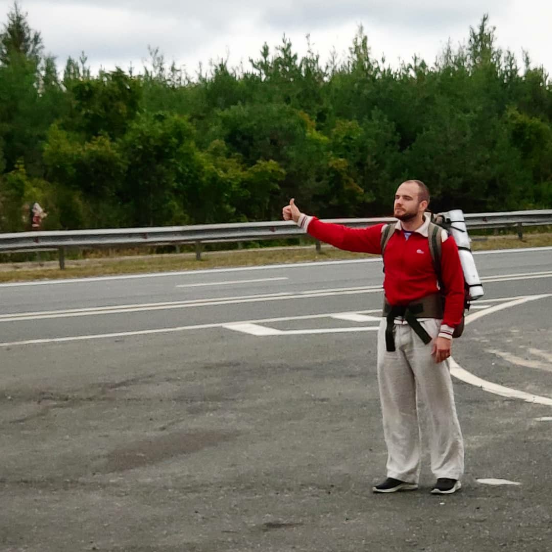 Тренер по боксу Даниил Крылов уже второй год подряд выбирает путешествие автостопом. Он посещает разные залы страны, тренируется со спортсменами других регионов и дает им мастер-классы. Какой была дорога в прошлом году, и как боксер подготовился к новой поездке? Читайте в нашем интервью