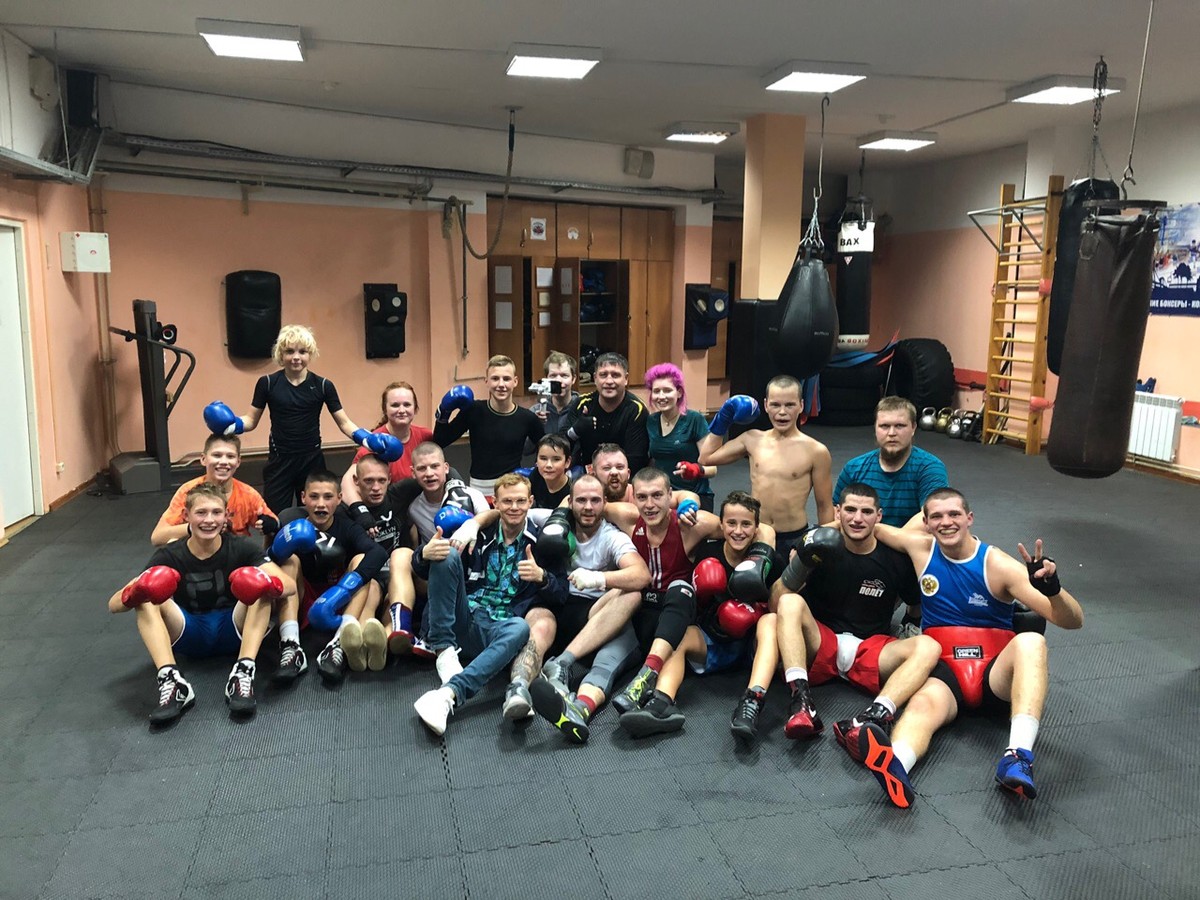 Тренер по боксу Даниил Крылов уже второй год подряд выбирает путешествие автостопом. Он посещает разные залы страны, тренируется со спортсменами других регионов и дает им мастер-классы. Какой была дорога в прошлом году, и как боксер подготовился к новой поездке? Читайте в нашем интервью