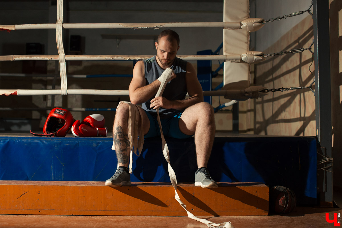 Тренер по боксу Даниил Крылов уже второй год подряд выбирает путешествие автостопом. Он посещает разные залы страны, тренируется со спортсменами других регионов и дает им мастер-классы. Какой была дорога в прошлом году, и как боксер подготовился к новой поездке? Читайте в нашем интервью