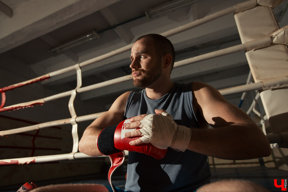 Тренер по боксу Даниил Крылов уже второй год подряд выбирает путешествие автостопом. Он посещает разные залы страны, тренируется со спортсменами других регионов и дает им мастер-классы. Какой была дорога в прошлом году, и как боксер подготовился к новой поездке? Читайте в нашем интервью