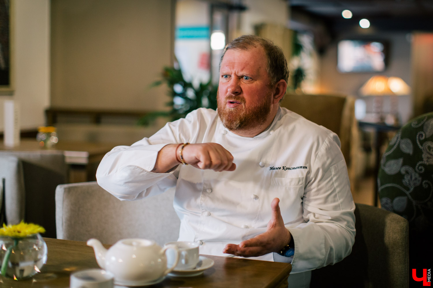 Телеведущий и шеф-повар Константин Ивлев впервые публично ответил на обвинения владелицы владимирского кафе «Стрелецкая застава». Напомним, Татьяна Алимбекова пожаловалась на неудачное меню, которое предложил Ивлев, некачественный ремонт, сделанный его командой, странные подарки и сплошную постановку