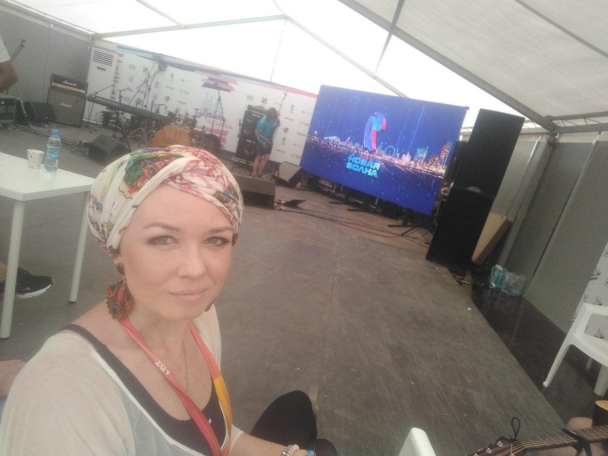 На форуме “Таврида” в Крыму состоялся кастинг для вокалистов, которые хотели попасть в полуфинал конкурса “Новая волна - 2020”. Среди прошедших отбор оказалась владимирская певица Дария Курпаяниди