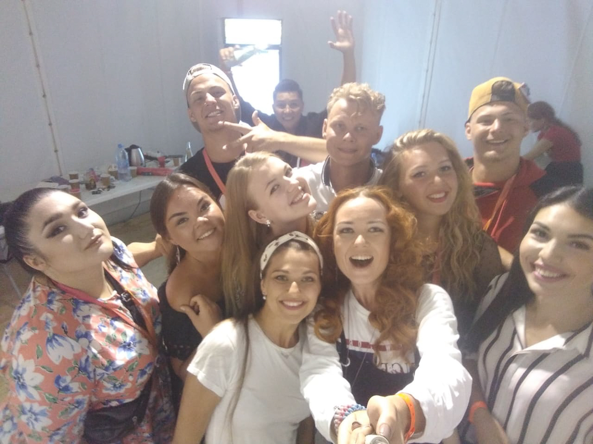 На форуме “Таврида” в Крыму состоялся кастинг для вокалистов, которые хотели попасть в полуфинал конкурса “Новая волна - 2020”. Среди прошедших отбор оказалась владимирская певица Дария Курпаяниди