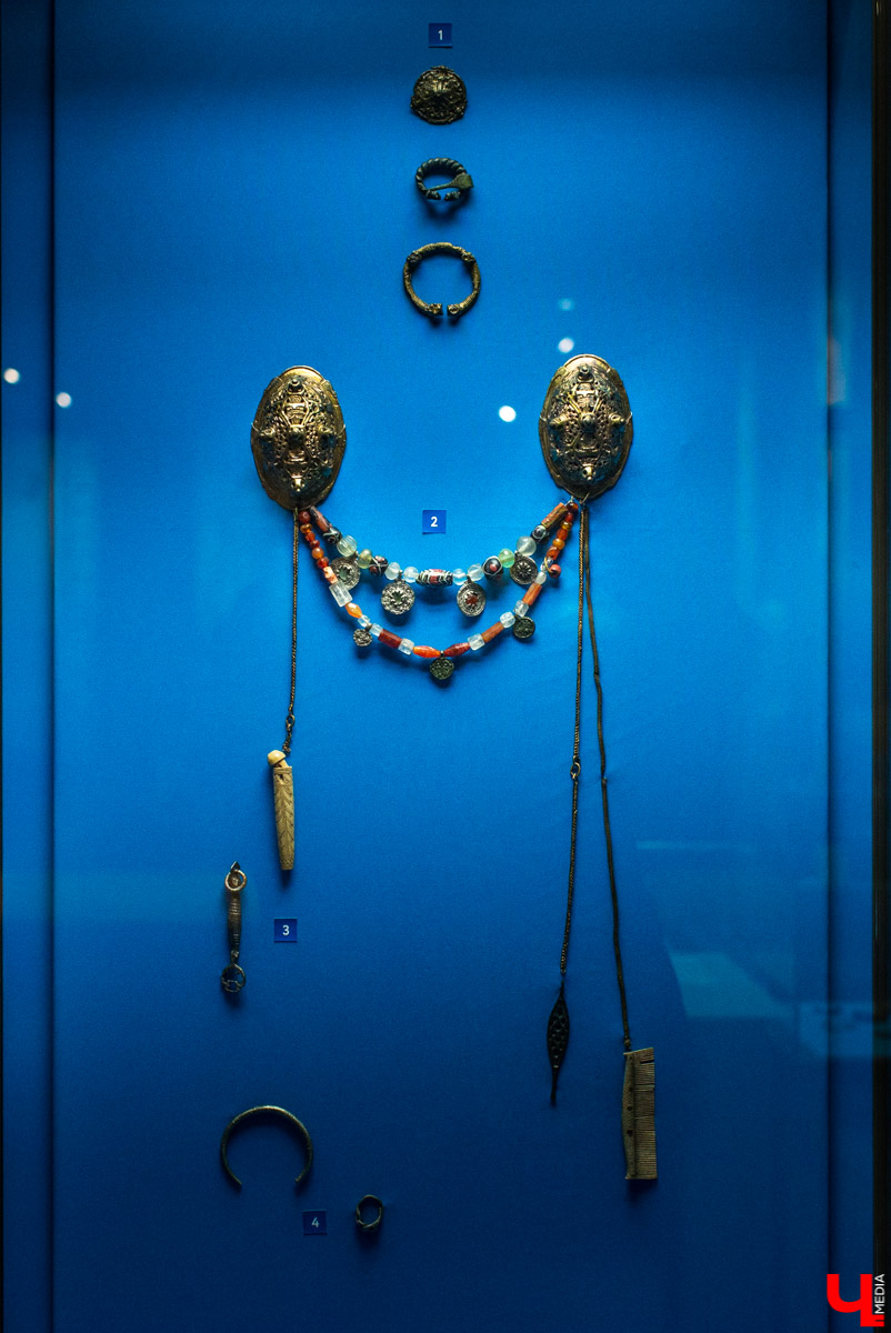 В музее “Палаты” открылась выставка “Прекрасное средневековье: Женщина Древней Руси в дому, и на миру”. Здесь собраны удивительные экспонаты из Великого Новгорода