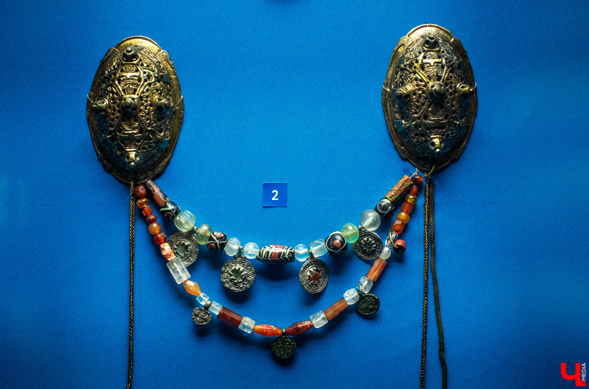 В музее “Палаты” открылась выставка “Прекрасное средневековье: Женщина Древней Руси в дому, и на миру”. Здесь собраны удивительные экспонаты из Великого Новгорода