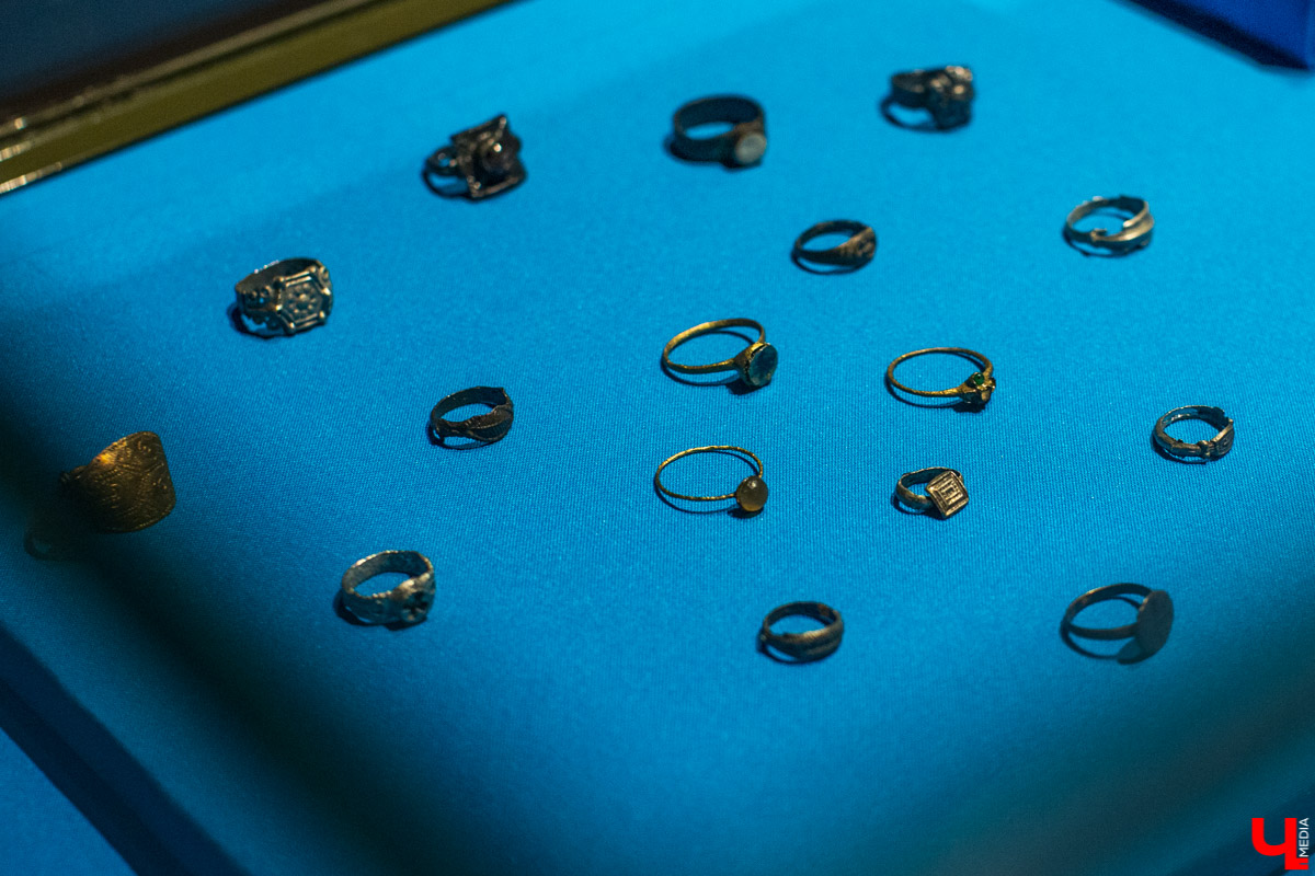 В музее “Палаты” открылась выставка “Прекрасное средневековье: Женщина Древней Руси в дому, и на миру”. Здесь собраны удивительные экспонаты из Великого Новгорода