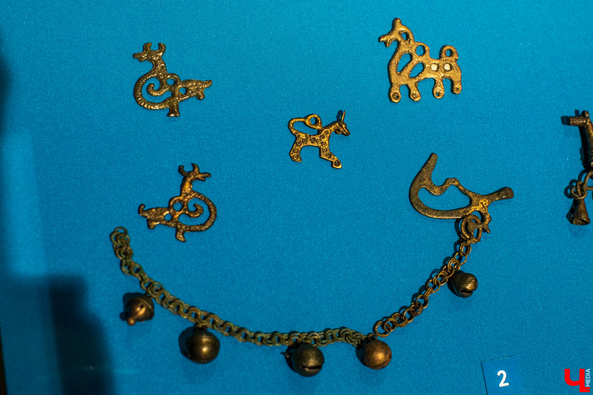 В музее “Палаты” открылась выставка “Прекрасное средневековье: Женщина Древней Руси в дому, и на миру”. Здесь собраны удивительные экспонаты из Великого Новгорода