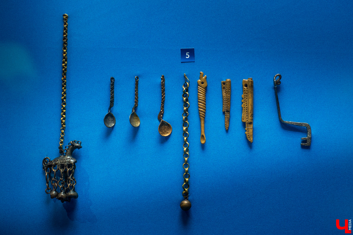 В музее “Палаты” открылась выставка “Прекрасное средневековье: Женщина Древней Руси в дому, и на миру”. Здесь собраны удивительные экспонаты из Великого Новгорода