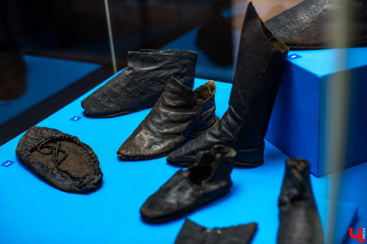 В музее “Палаты” открылась выставка “Прекрасное средневековье: Женщина Древней Руси в дому, и на миру”. Здесь собраны удивительные экспонаты из Великого Новгорода