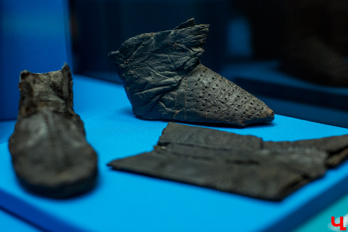 В музее “Палаты” открылась выставка “Прекрасное средневековье: Женщина Древней Руси в дому, и на миру”. Здесь собраны удивительные экспонаты из Великого Новгорода