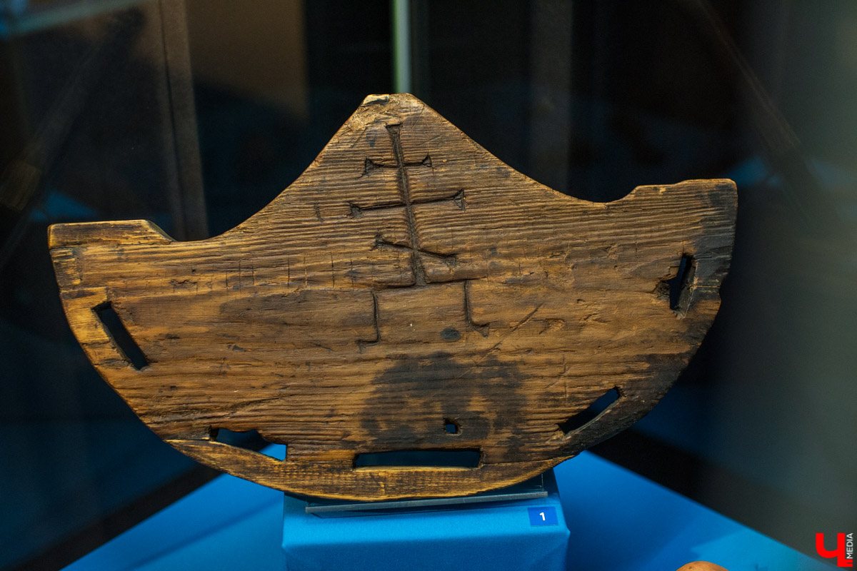 В музее “Палаты” открылась выставка “Прекрасное средневековье: Женщина Древней Руси в дому, и на миру”. Здесь собраны удивительные экспонаты из Великого Новгорода