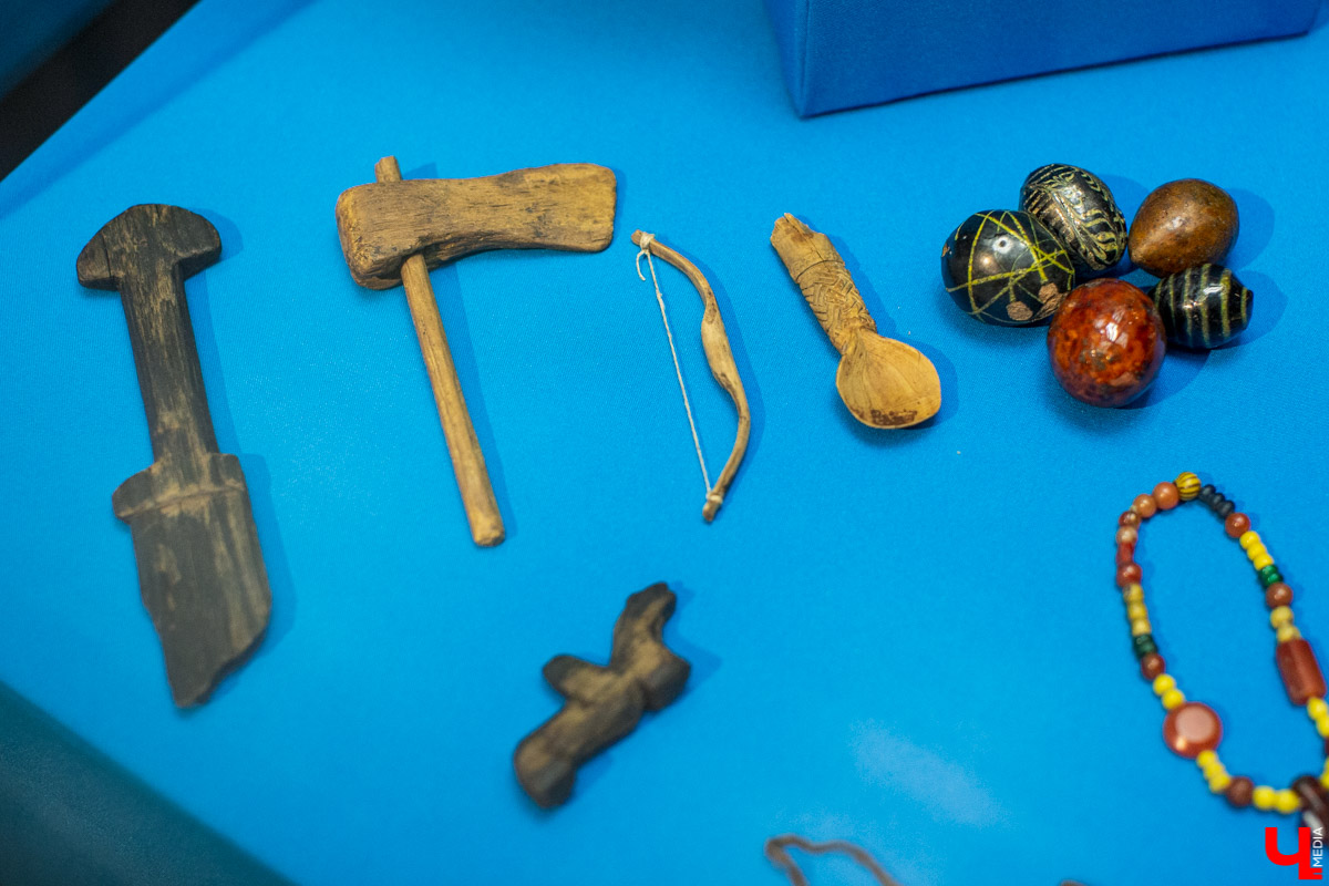 В музее “Палаты” открылась выставка “Прекрасное средневековье: Женщина Древней Руси в дому, и на миру”. Здесь собраны удивительные экспонаты из Великого Новгорода