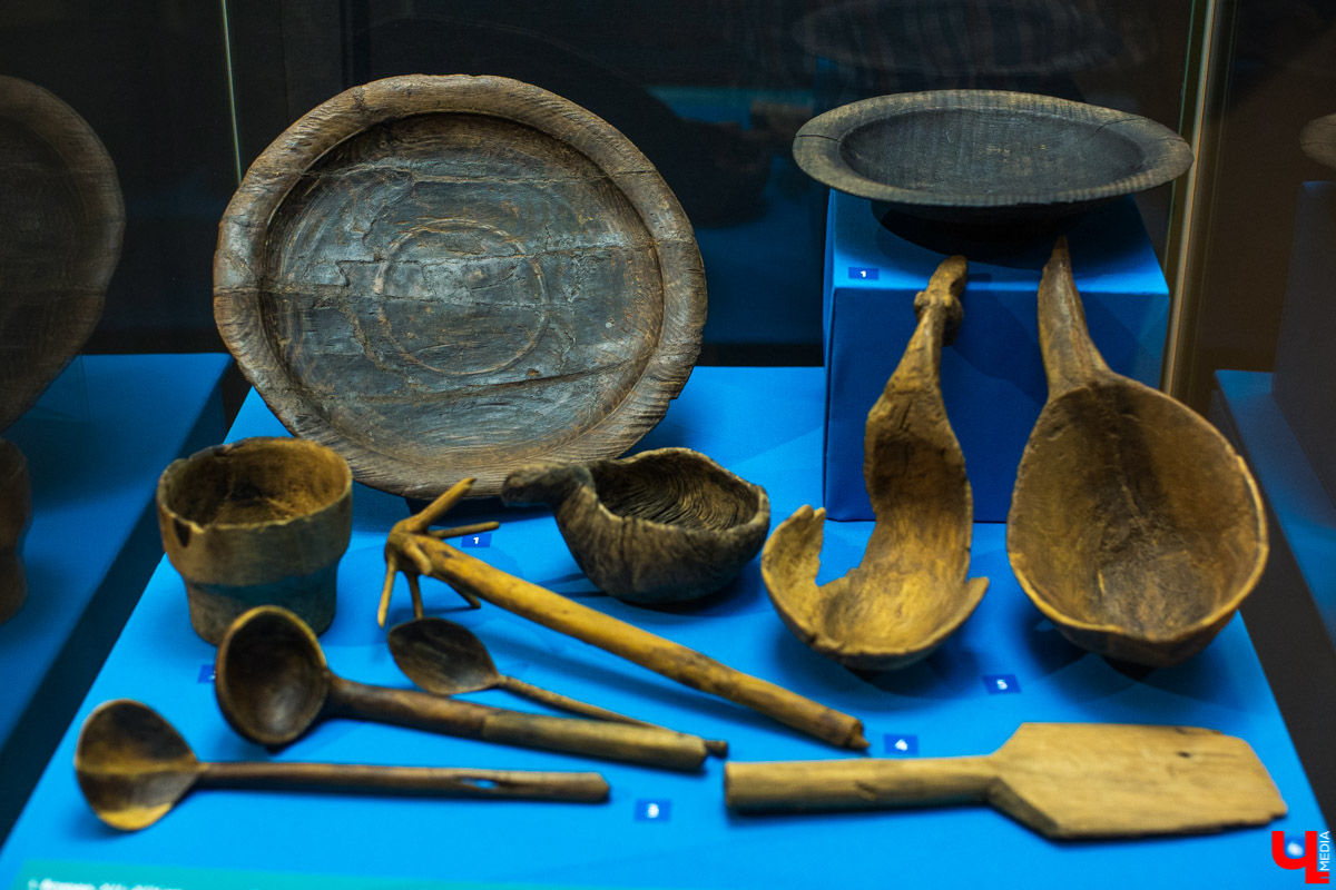 В музее “Палаты” открылась выставка “Прекрасное средневековье: Женщина Древней Руси в дому, и на миру”. Здесь собраны удивительные экспонаты из Великого Новгорода