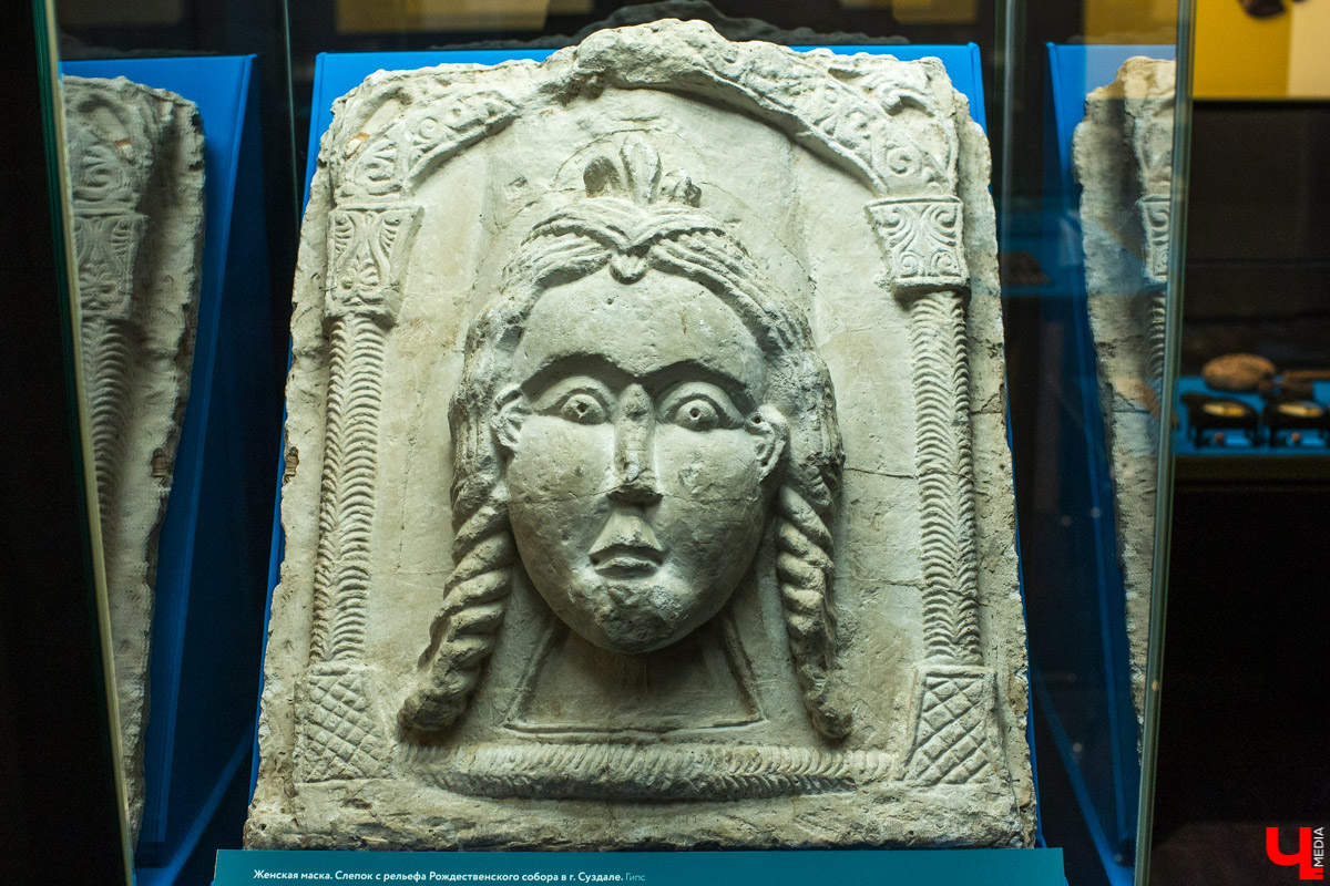 В музее “Палаты” открылась выставка “Прекрасное средневековье: Женщина Древней Руси в дому, и на миру”. Здесь собраны удивительные экспонаты из Великого Новгорода