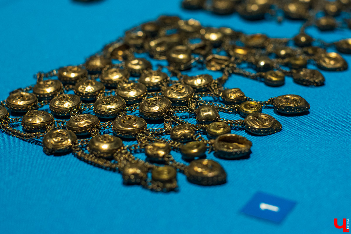 В музее “Палаты” открылась выставка “Прекрасное средневековье: Женщина Древней Руси в дому, и на миру”. Здесь собраны удивительные экспонаты из Великого Новгорода