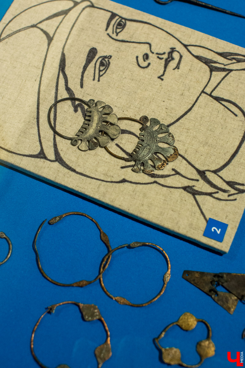 В музее “Палаты” открылась выставка “Прекрасное средневековье: Женщина Древней Руси в дому, и на миру”. Здесь собраны удивительные экспонаты из Великого Новгорода