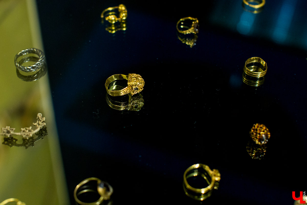 В музее “Палаты” открылась выставка “Прекрасное средневековье: Женщина Древней Руси в дому, и на миру”. Здесь собраны удивительные экспонаты из Великого Новгорода