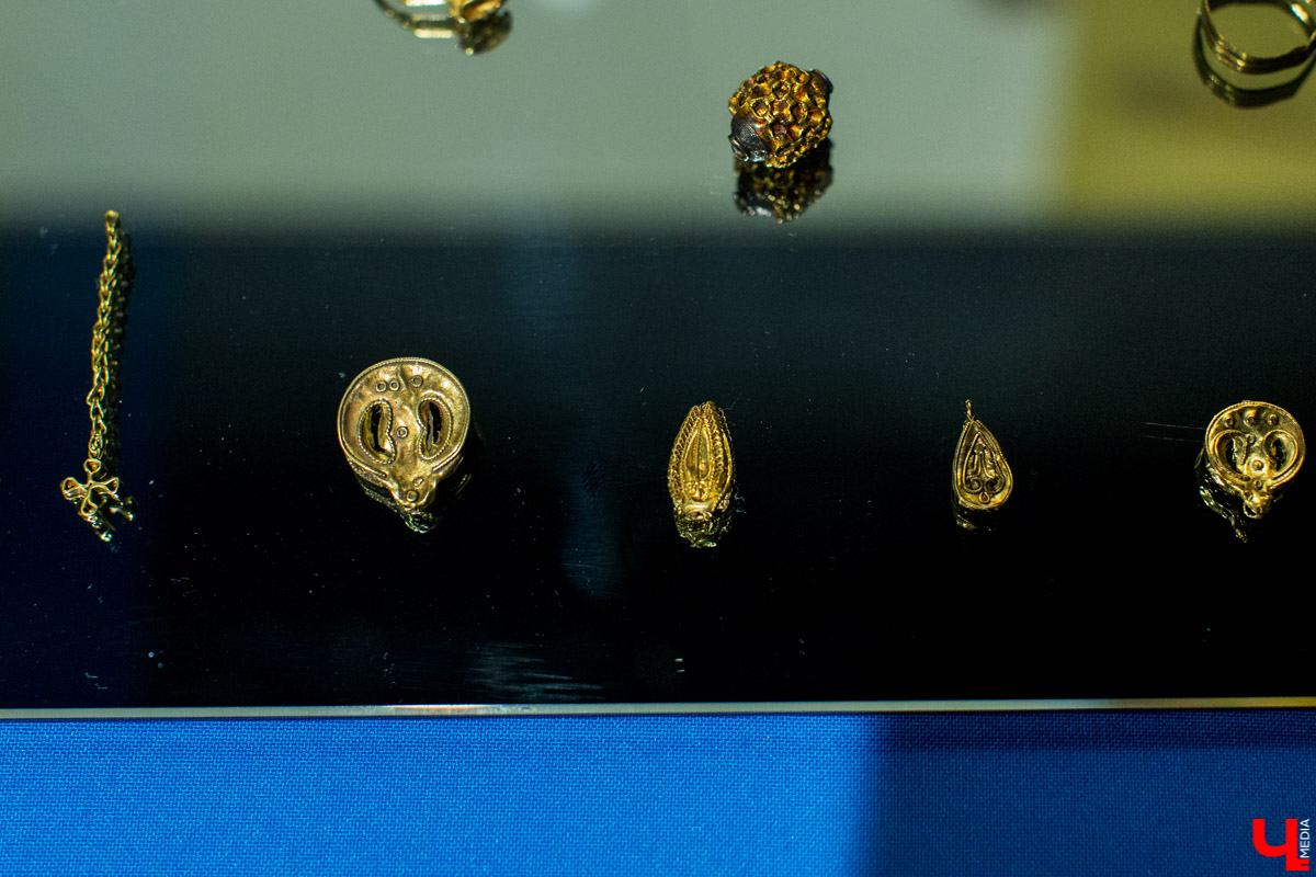 В музее “Палаты” открылась выставка “Прекрасное средневековье: Женщина Древней Руси в дому, и на миру”. Здесь собраны удивительные экспонаты из Великого Новгорода