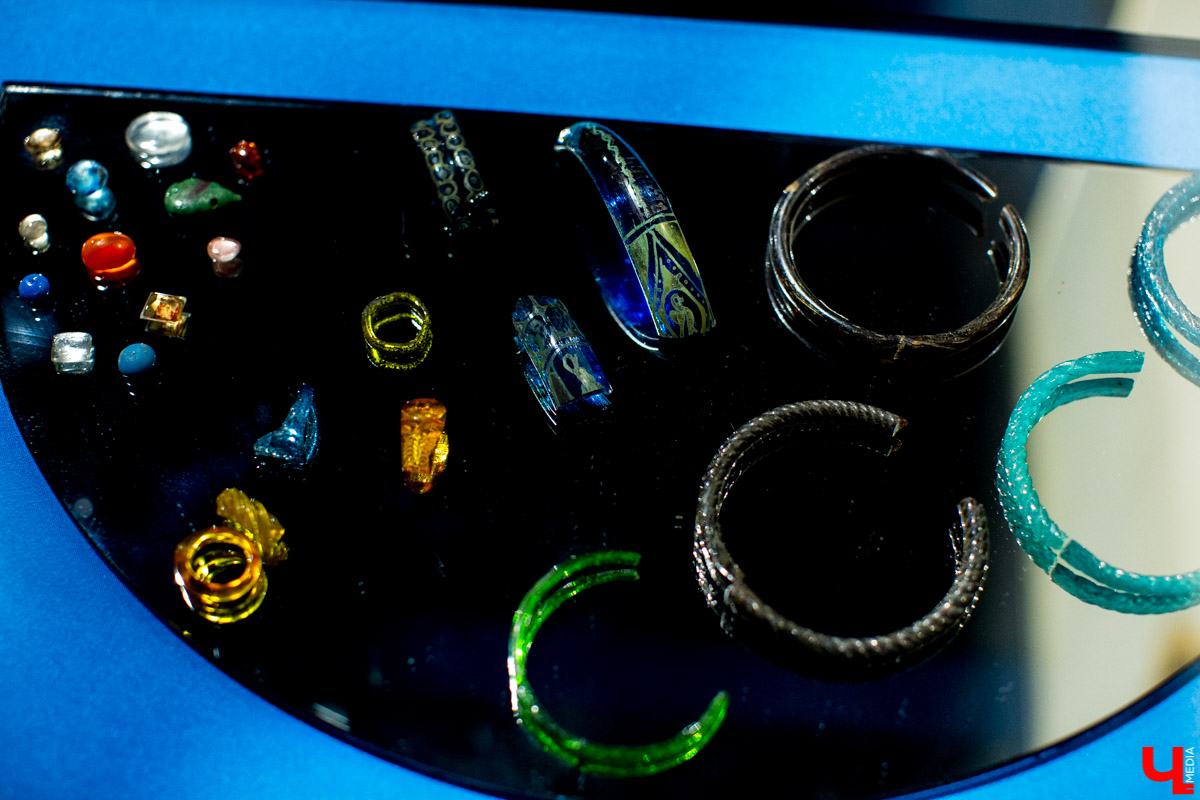 В музее “Палаты” открылась выставка “Прекрасное средневековье: Женщина Древней Руси в дому, и на миру”. Здесь собраны удивительные экспонаты из Великого Новгорода