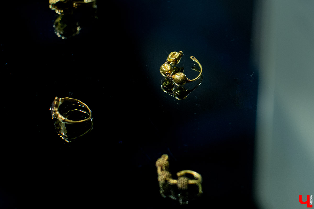 В музее “Палаты” открылась выставка “Прекрасное средневековье: Женщина Древней Руси в дому, и на миру”. Здесь собраны удивительные экспонаты из Великого Новгорода