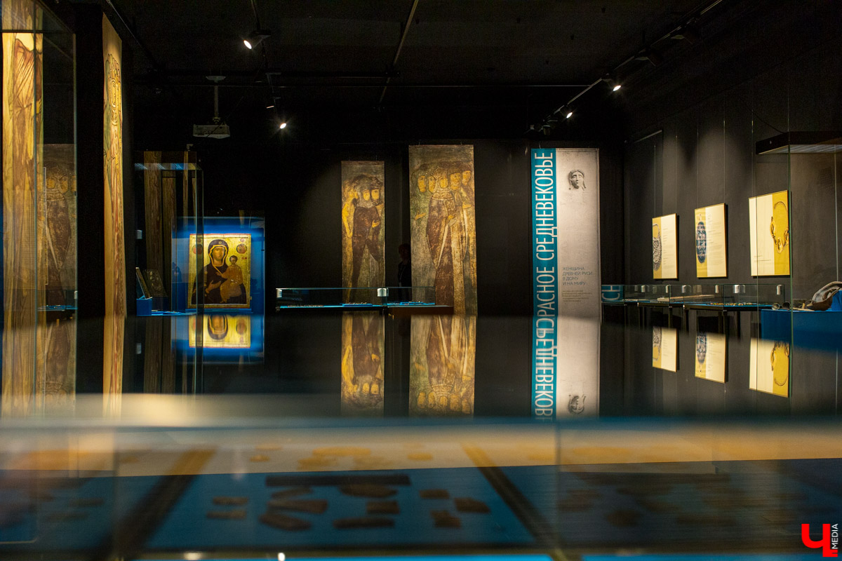 В музее “Палаты” открылась выставка “Прекрасное средневековье: Женщина Древней Руси в дому, и на миру”. Здесь собраны удивительные экспонаты из Великого Новгорода