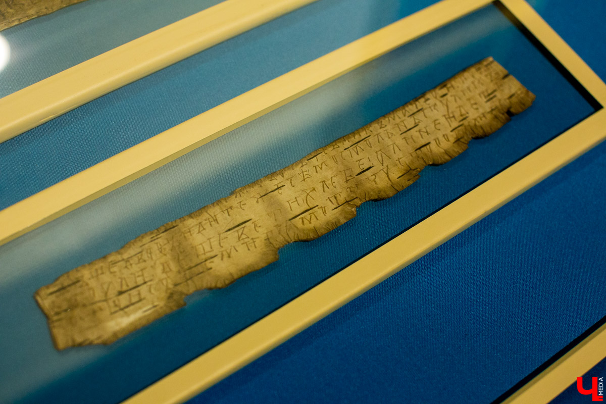 В музее “Палаты” открылась выставка “Прекрасное средневековье: Женщина Древней Руси в дому, и на миру”. Здесь собраны удивительные экспонаты из Великого Новгорода