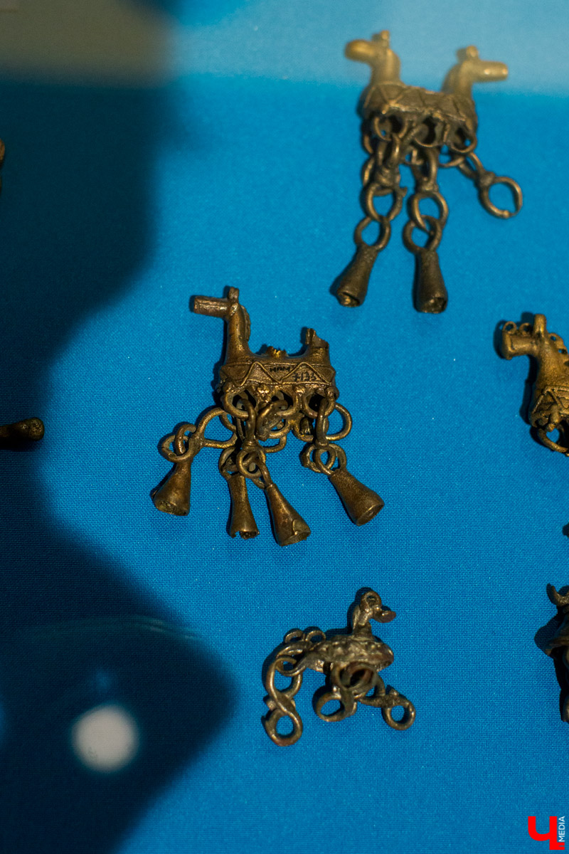 В музее “Палаты” открылась выставка “Прекрасное средневековье: Женщина Древней Руси в дому, и на миру”. Здесь собраны удивительные экспонаты из Великого Новгорода