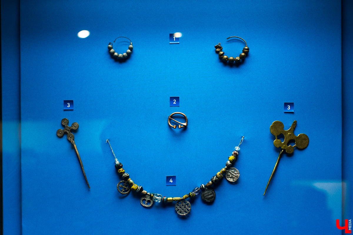 В музее “Палаты” открылась выставка “Прекрасное средневековье: Женщина Древней Руси в дому, и на миру”. Здесь собраны удивительные экспонаты из Великого Новгорода