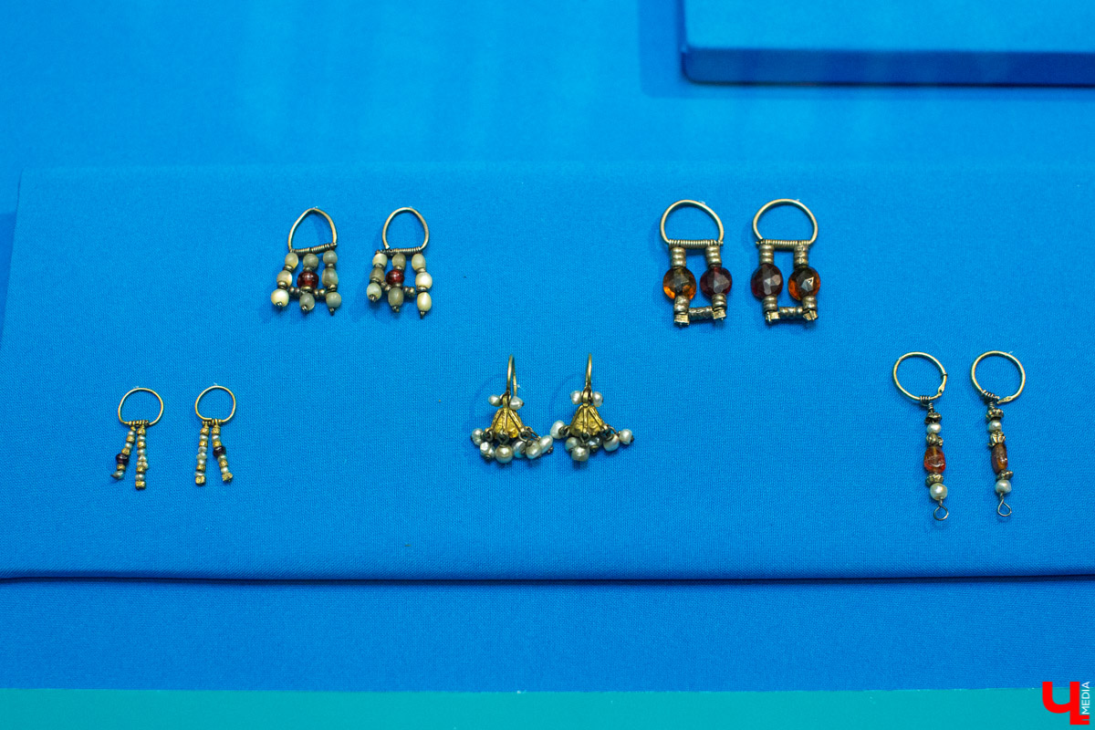 В музее “Палаты” открылась выставка “Прекрасное средневековье: Женщина Древней Руси в дому, и на миру”. Здесь собраны удивительные экспонаты из Великого Новгорода