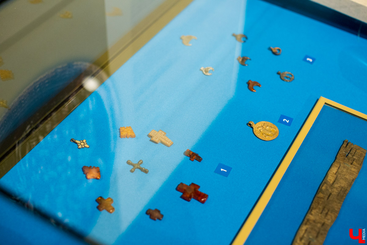 В музее “Палаты” открылась выставка “Прекрасное средневековье: Женщина Древней Руси в дому, и на миру”. Здесь собраны удивительные экспонаты из Великого Новгорода