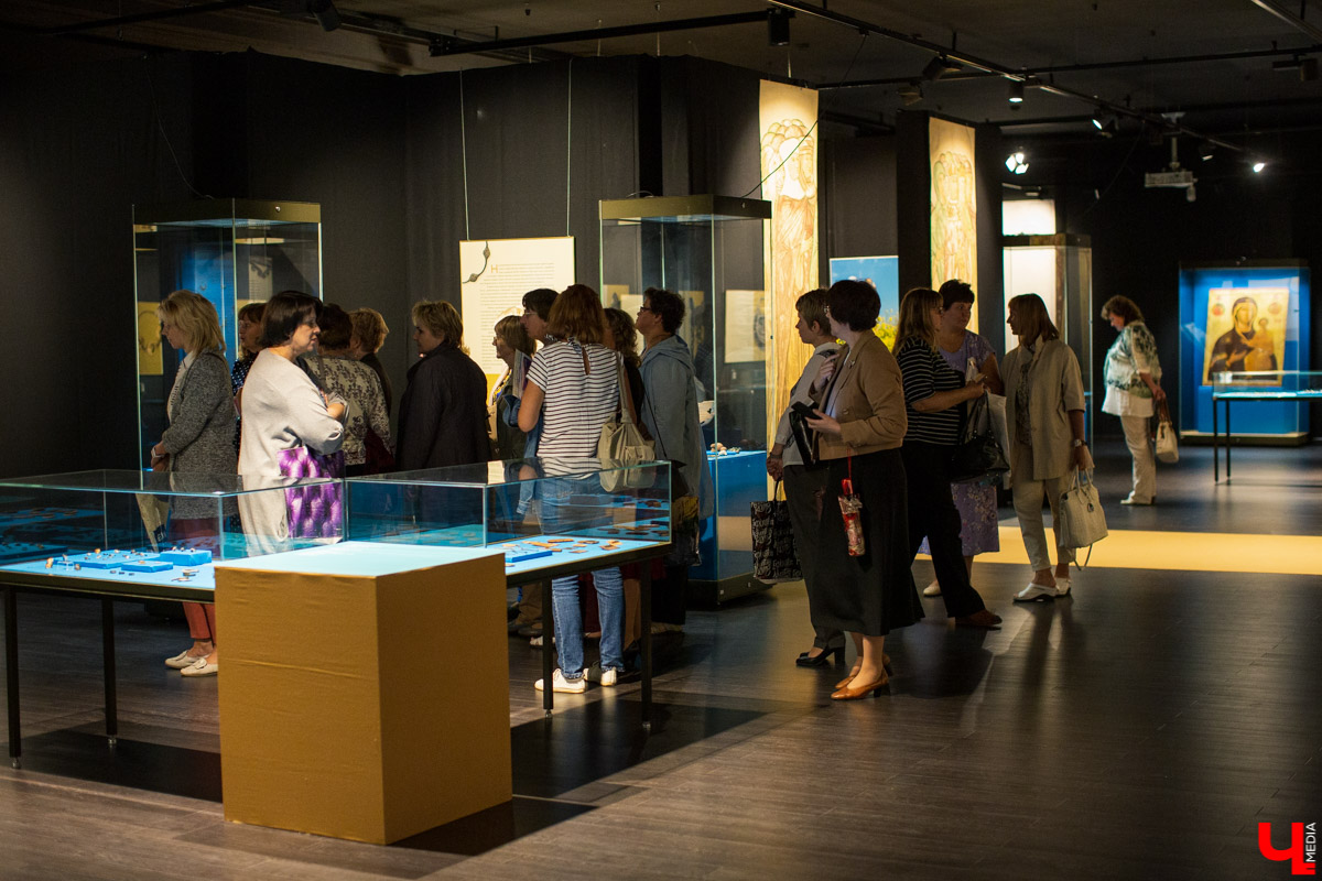 В музее “Палаты” открылась выставка “Прекрасное средневековье: Женщина Древней Руси в дому, и на миру”. Здесь собраны удивительные экспонаты из Великого Новгорода