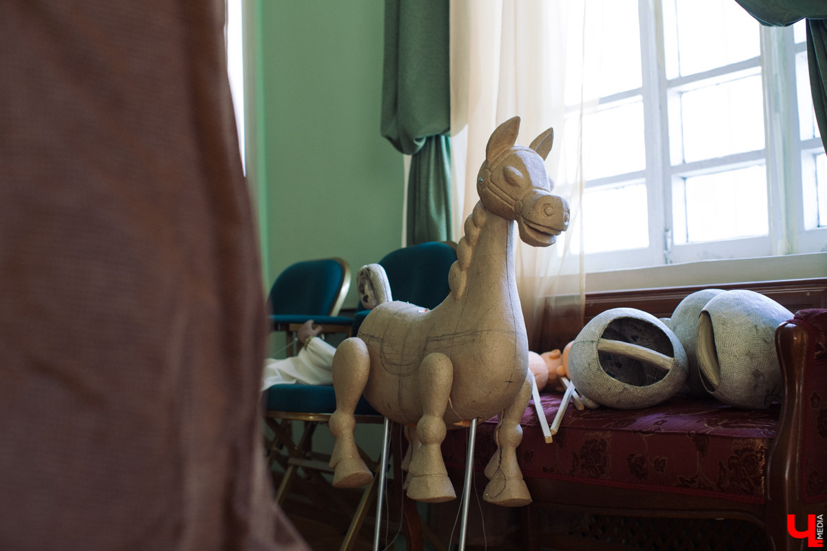 Режиссер и директор Владимирского областного театра кукол рассказал о процессе подготовки нового спектакля, а художник-постановщик - о том, как нашел визуальный образ персонажей