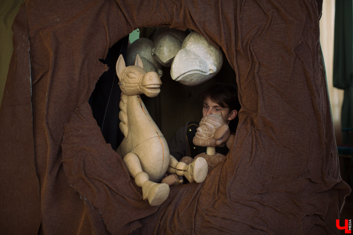 Режиссер и директор Владимирского областного театра кукол рассказал о процессе подготовки нового спектакля, а художник-постановщик - о том, как нашел визуальный образ персонажей