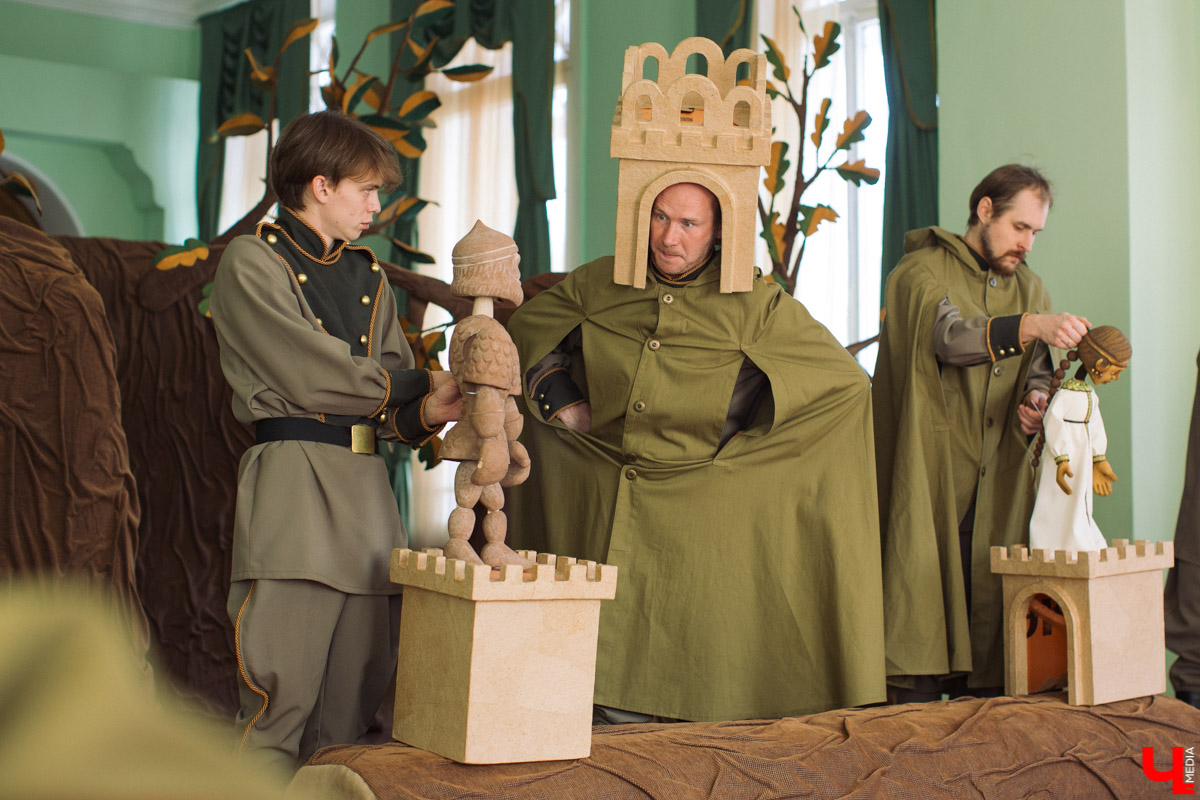 Режиссер и директор Владимирского областного театра кукол рассказал о процессе подготовки нового спектакля, а художник-постановщик - о том, как нашел визуальный образ персонажей