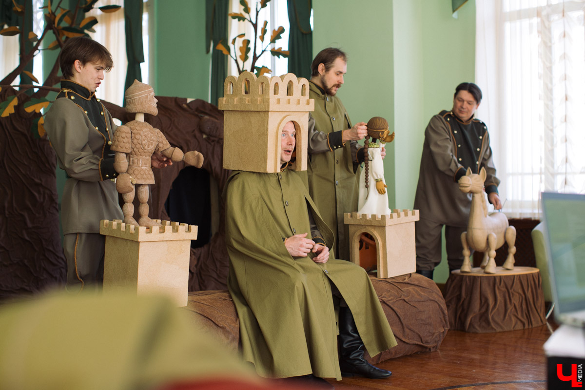 Режиссер и директор Владимирского областного театра кукол рассказал о процессе подготовки нового спектакля, а художник-постановщик - о том, как нашел визуальный образ персонажей