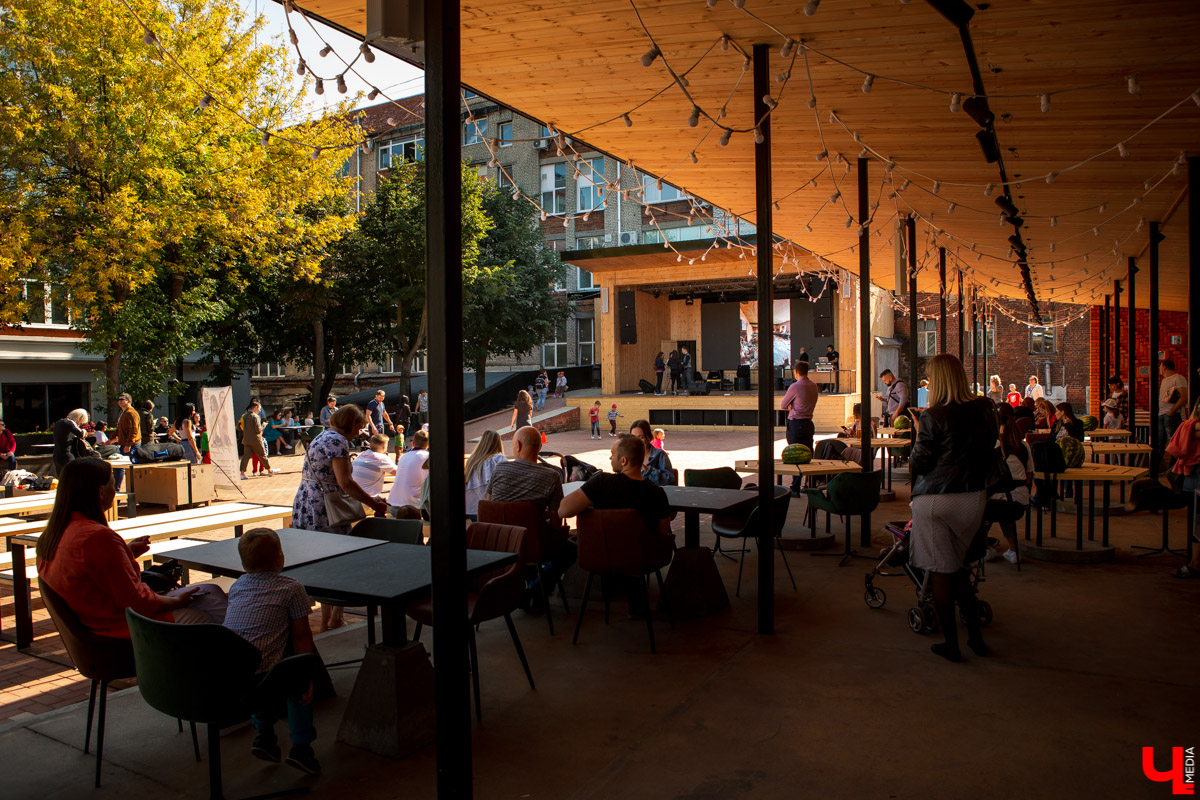 31 августа и 1 сентября Владимир праздновал День города. Работало очень много фуд-зон, мы прогулялись по самым интересным и делимся впечатлениями