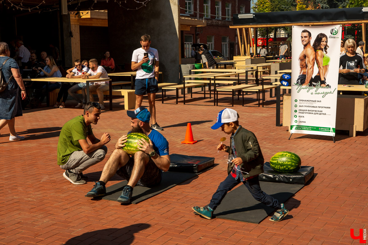 31 августа и 1 сентября Владимир праздновал День города. Работало очень много фуд-зон, мы прогулялись по самым интересным и делимся впечатлениями