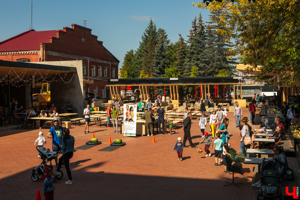 31 августа и 1 сентября Владимир праздновал День города. Работало очень много фуд-зон, мы прогулялись по самым интересным и делимся впечатлениями