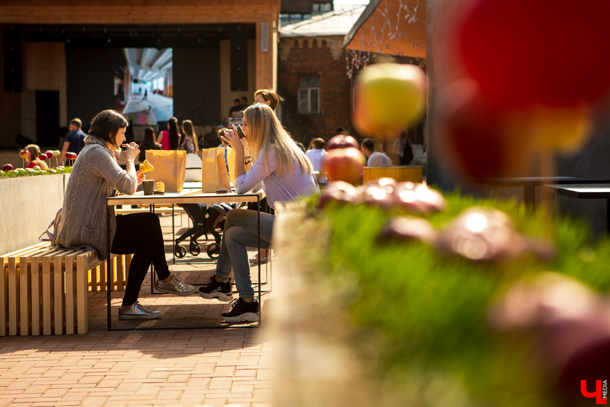 31 августа и 1 сентября Владимир праздновал День города. Работало очень много фуд-зон, мы прогулялись по самым интересным и делимся впечатлениями