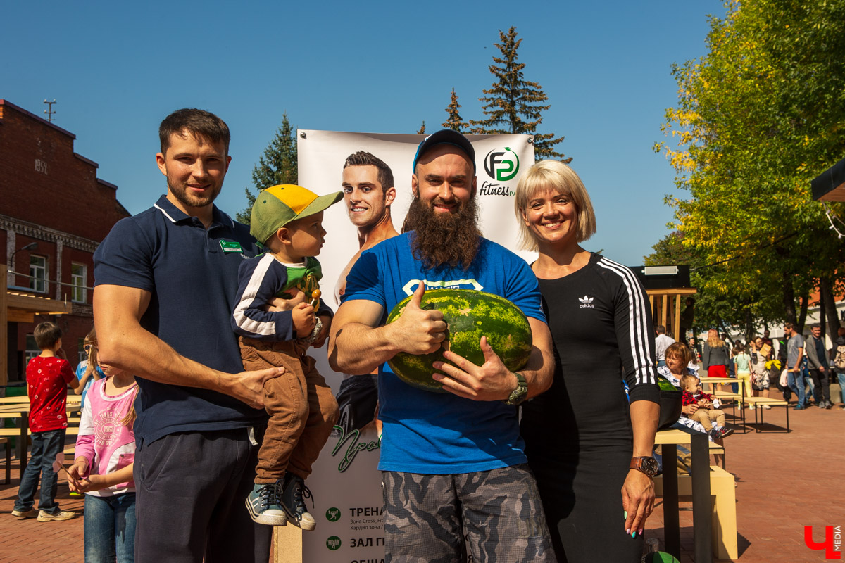 31 августа и 1 сентября Владимир праздновал День города. Работало очень много фуд-зон, мы прогулялись по самым интересным и делимся впечатлениями