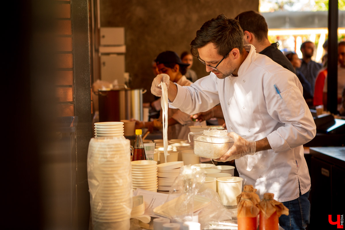 31 августа и 1 сентября Владимир праздновал День города. Работало очень много фуд-зон, мы прогулялись по самым интересным и делимся впечатлениями