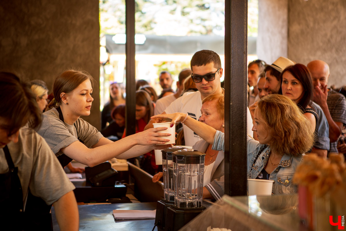 31 августа и 1 сентября Владимир праздновал День города. Работало очень много фуд-зон, мы прогулялись по самым интересным и делимся впечатлениями