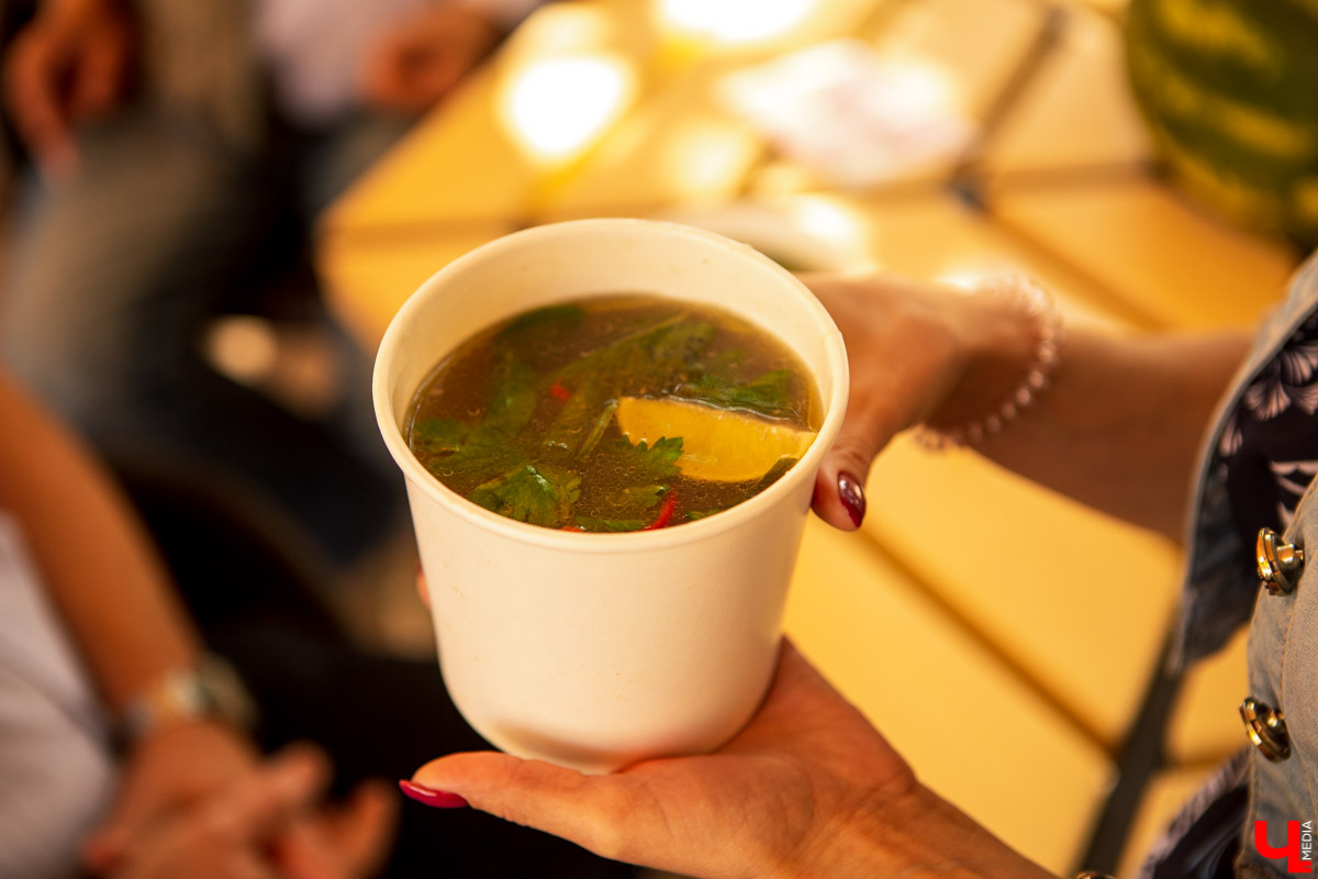 31 августа и 1 сентября Владимир праздновал День города. Работало очень много фуд-зон, мы прогулялись по самым интересным и делимся впечатлениями