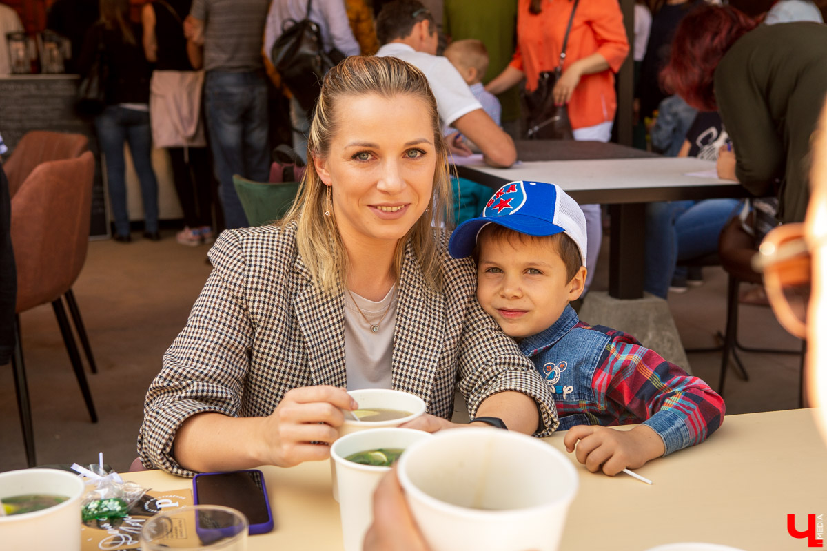 31 августа и 1 сентября Владимир праздновал День города. Работало очень много фуд-зон, мы прогулялись по самым интересным и делимся впечатлениями