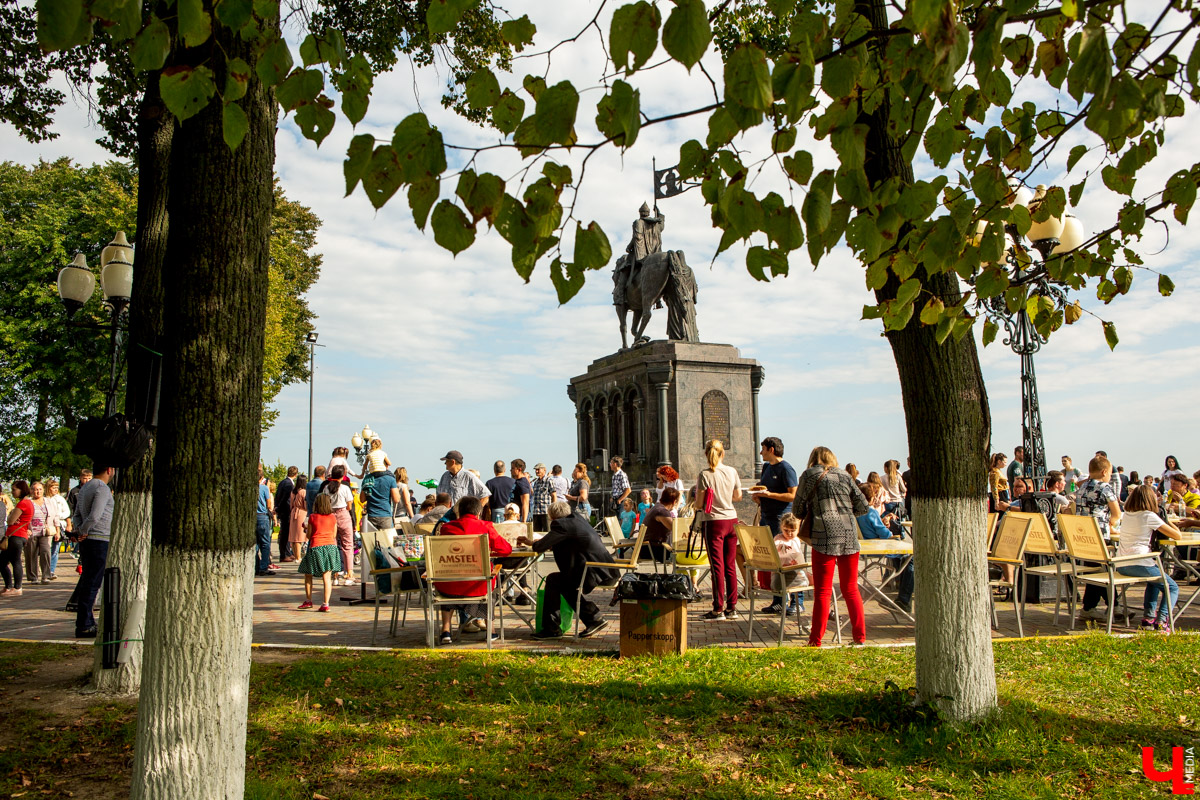 31 августа и 1 сентября Владимир праздновал День города. Работало очень много фуд-зон, мы прогулялись по самым интересным и делимся впечатлениями