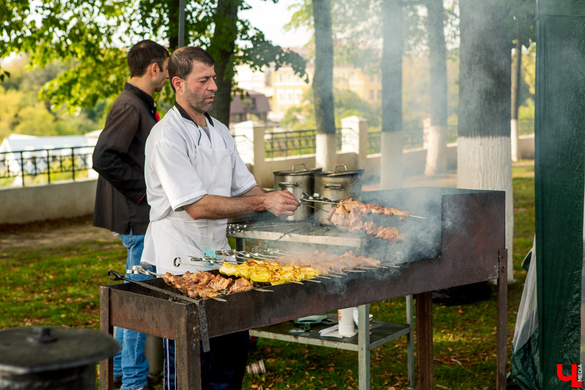 31 августа и 1 сентября Владимир праздновал День города. Работало очень много фуд-зон, мы прогулялись по самым интересным и делимся впечатлениями
