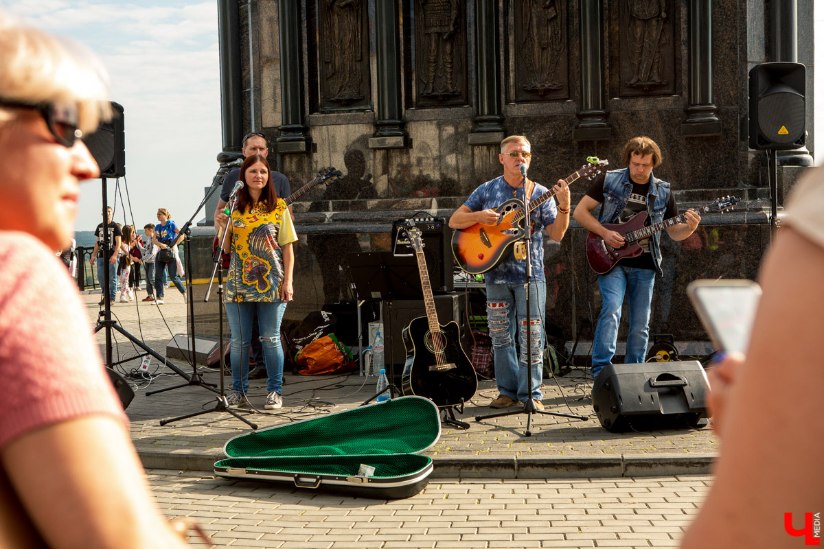 31 августа и 1 сентября Владимир праздновал День города. Работало очень много фуд-зон, мы прогулялись по самым интересным и делимся впечатлениями