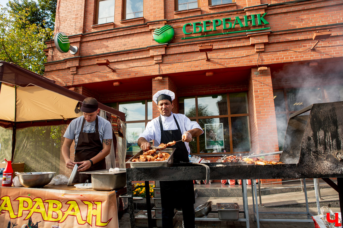 31 августа и 1 сентября Владимир праздновал День города. Работало очень много фуд-зон, мы прогулялись по самым интересным и делимся впечатлениями